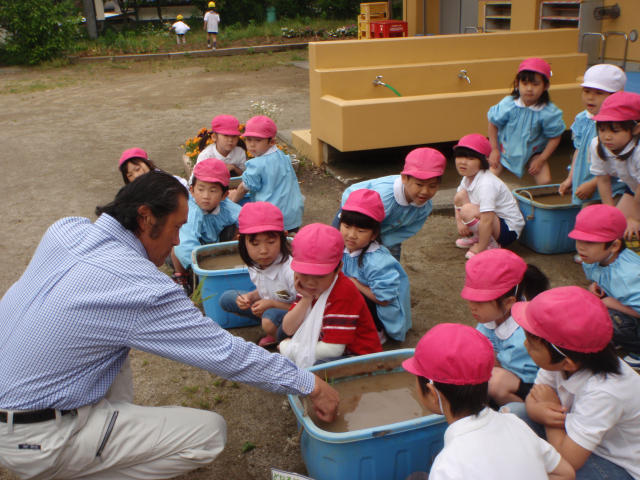 小抜農匠園の地域活動、幼稚園で毎年恒例のバケツ稲栽培・食育教室